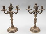 paire de candélabres anciens en laiton avec bougeoirs sur pied