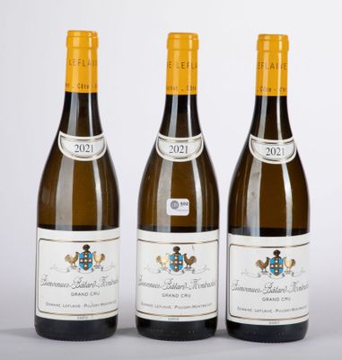 trois bouteilles de vin posées sur une table l'une à côté de l'autre