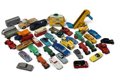 un grand nombre de petites voitures et de camions sur une surface blanche