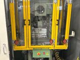 une machine qui se trouve à l'intérieur d'un bâtiment