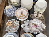 beaucoup d'assiettes et de bols posés sur une palette