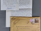 Deux enveloppes et une lettre sont posées sur une table.