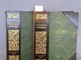 deux livres posés l'un sur l'autre sur une table