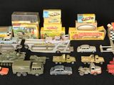 beaucoup de petites voitures et de camions miniatures sur fond noir