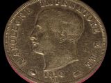 Gros plan sur une pièce de monnaie portant le visage d'un homme