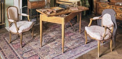 une photo d'un salon avec des meubles anciens