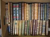 une boîte remplie de vieux livres posée sur une table