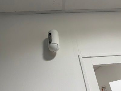 une image représentant une poignée de porte fixée au mur