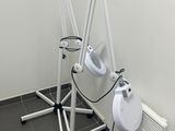 trois lampes posées sur un pied dans une pièce