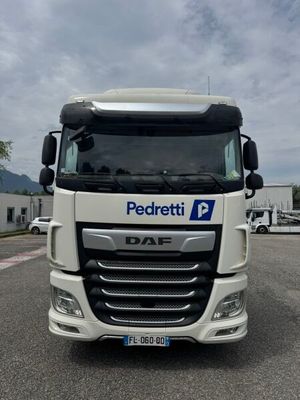 un camion blanc garé dans un parking