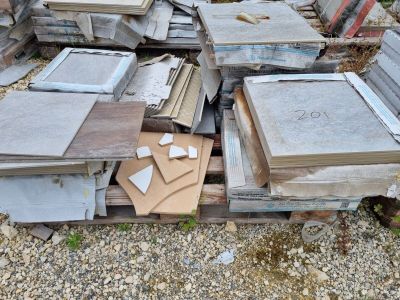 un tas de vieilles fenêtres et de vieilles portes posées par terre