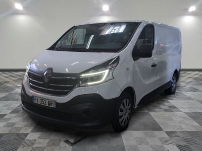 la camionnette blanche est garée sur le sol en damier d'une pièce