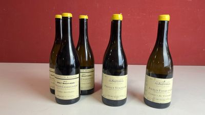 quatre bouteilles de vin sont alignées sur une table
