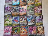 une pile de cartes pokemon posée sur une table