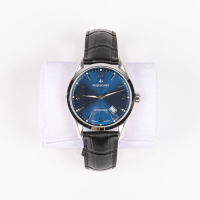 un gros plan d'une montre au cadran bleu, montée sur un bracelet en cuir noir