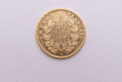 l'image d'une pièce d'or posée sur une surface blanche