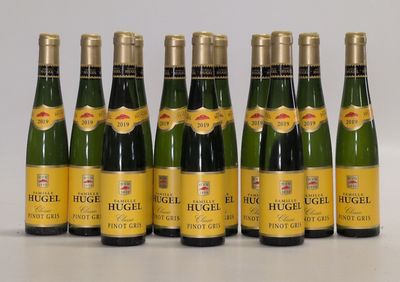 six bouteilles de vin sont alignées sur une surface blanche