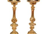 paire de bougeoirs anciens en laiton sur socle, avec bougies
