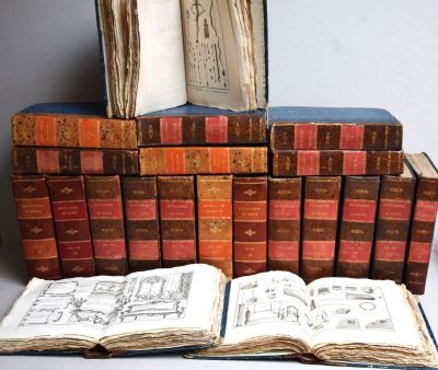 plusieurs vieux livres sont empilés sur une table
