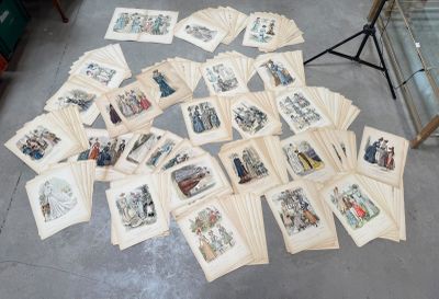 beaucoup de cartes par terre avec des images dessus