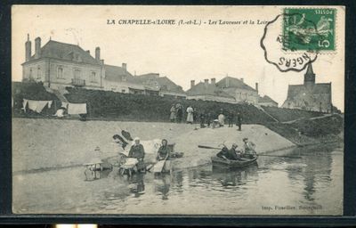 une vieille photo montrant un groupe de personnes sur un bateau au milieu de l'eau