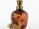 an image of a vase with a lamp on it