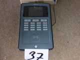 une boîte contenant une calculatrice et une boîte sur laquelle figure un chiffre