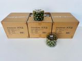 trois boîtes de boules de Noël vertes et jaunes posées les unes à côté des autres