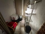 une pièce dans laquelle se trouvent une échelle et une chaise