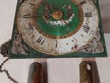 une horloge posée sur une table, entourée d'une chaîne