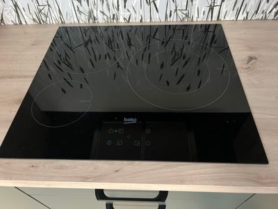 une plaque de cuisson noire surmontée d'un brûleur noir