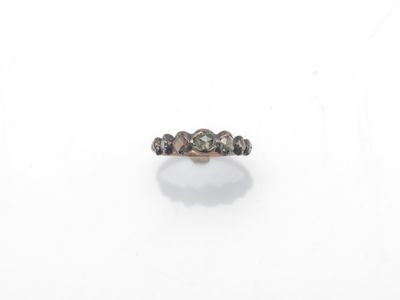 gros plan d'une bague en diamant sur une surface blanche