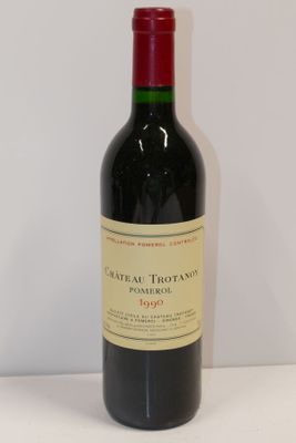 une bouteille de vin posée sur une table