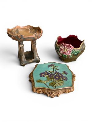 trois petits vases placés les uns à côté des autres