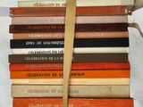 plusieurs livres sont empilés sur une table