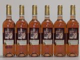six bouteilles de vin sont alignées sur une table