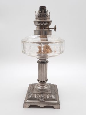 une lampe à huile ancienne en argent et en verre, surmontée d'une couronne