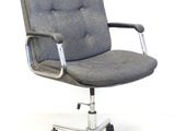 chaise de bureau grise avec accoudoirs chromés et roulettes, sur fond blanc