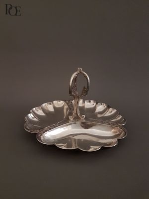 une assiette en argent sur laquelle est représentée une ballerine