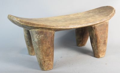 un petit banc en bois posé sur une surface blanche