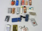 un grand nombre d'objets posés sur une table