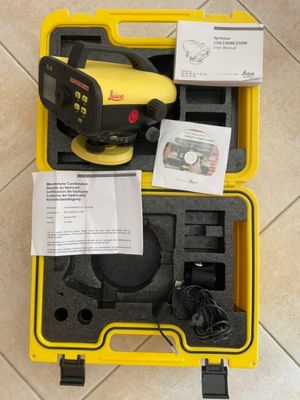 une boîte jaune contenant un objet jaune et noir