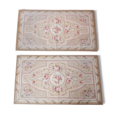 deux tapis ornés de motifs floraux sur fond blanc