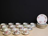 beaucoup de tasses et de soucoupes sur la table