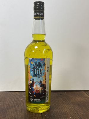 une bouteille de tequila « Santa Fela » posée sur une table en bois