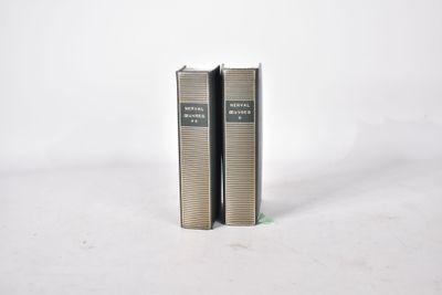 deux livres posés l'un sur l'autre sur une surface blanche