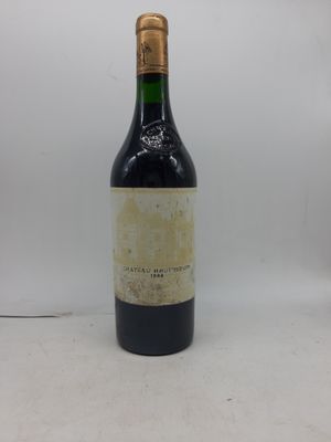 l'image d'une bouteille de vin posée sur une table