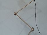 une lampe posée sur une table