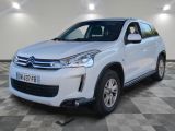 la voiture blanche est garée sur le sol à carreaux d'un garage