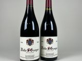 deux bouteilles de vin rouge posées l'une à côté de l'autre sur une table